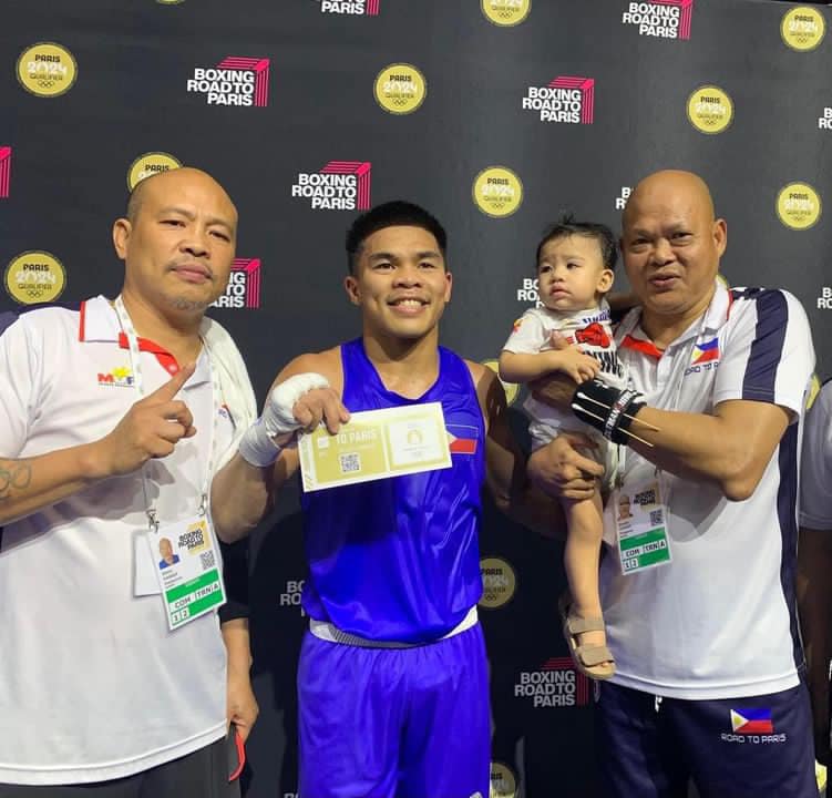 Carlo Paalam celebrating his Olympic qualifying win